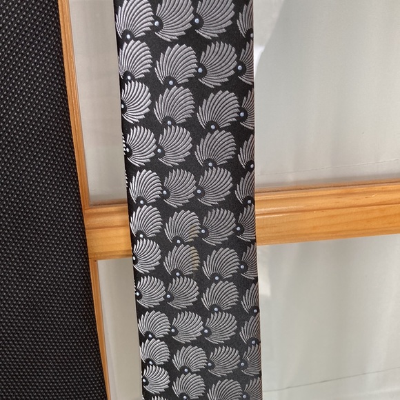 Lot of 4 black/grey premium brand ties - Picture 5 of 5